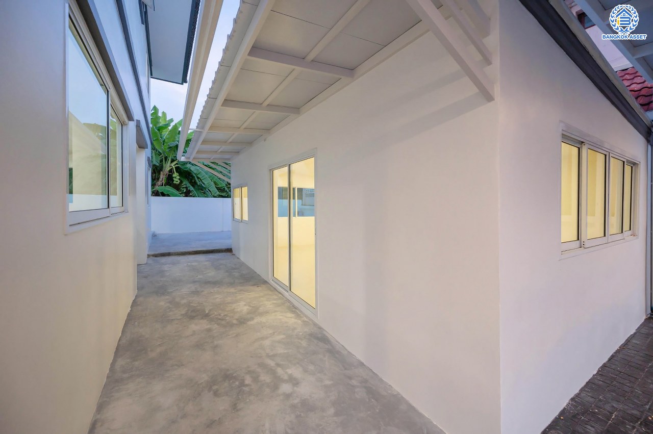 บ้านมือสองตกแต่งใหม่ โครงการ กฤษดานคร18 พุทธมณฑลสาย3 เนื้อที่ 74 ตร.ว. บนพื้นที่ใช้สอย 158.9 ตร.ม. อีกระดับของฟังก์ชัน 4 ห้องนอน 3 ห้องน้ำ จอดรถได้ 2 คัน พร้อม 1 ห้องอเนกประสงค์สุด Private ที่สามารถปรับการใช้งานได้หลากหลาย บนทำเลศักยภาพเชื่อมต่อหลายเส้นทาง ใกล้เซ็นทรัลปิ่นเกล้า ม.มหิดล และทางด่วน "ศรีรัช"